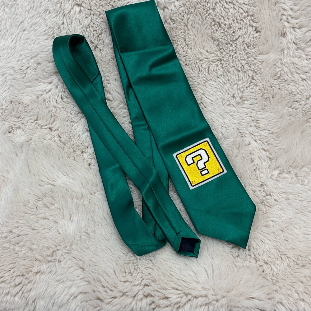Mario Bros Men’s Necktie Green w/White ? (QuestionMark) symbol 60” EUC